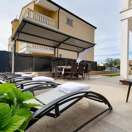 Juliana Villa *